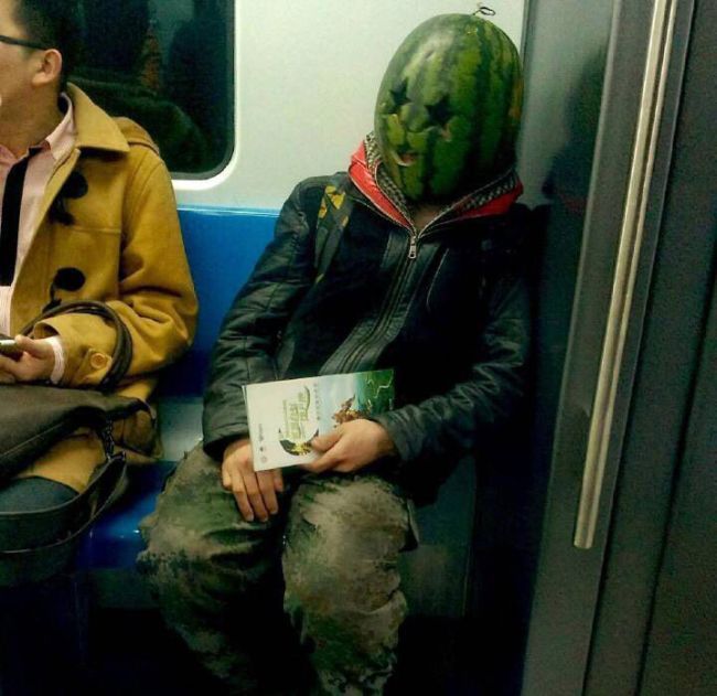personne dans le metro avec une pastèque a la place de la tete