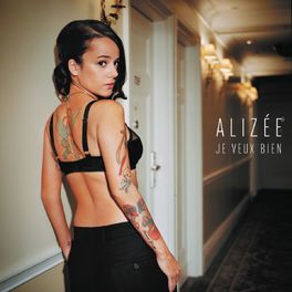 photo de alizee en débardeur noir et tatoue pendant le show de la star academy annees 2000