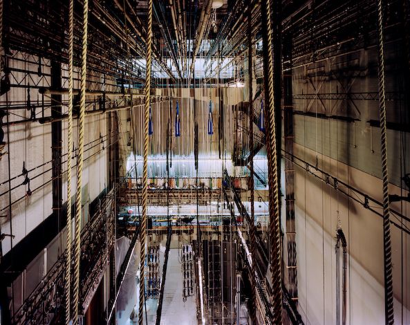 coulisse de theatre avant que les acteurs montent sur scène
