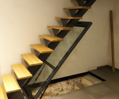 Un accès a une cave sous un escalier - définition MegaDico