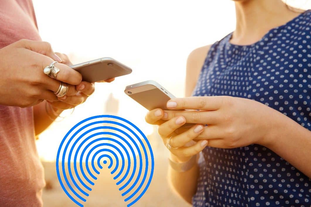 Deux personnes utilise AirDrop - définition megadico
