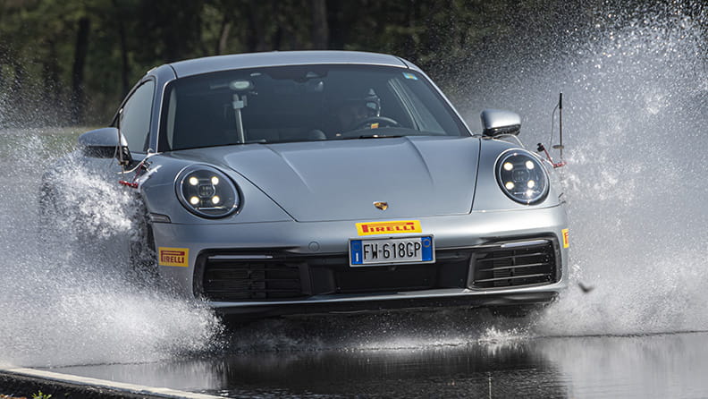 Une Porche en aquaplanning - définition megadico