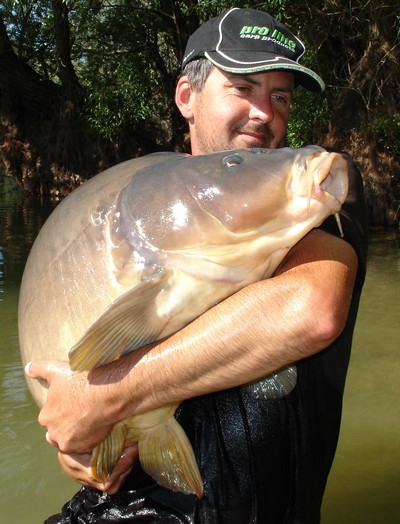 homme avec une grosse carpe cuir