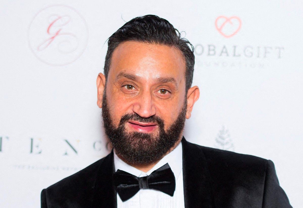 cyril hanouna sur fond blanc