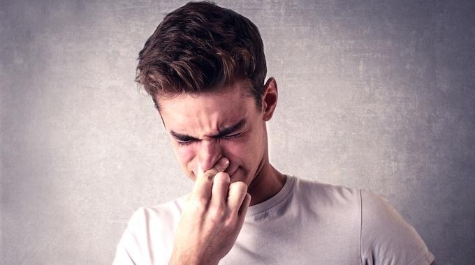 un homme se bouche le nez - Définition MegaDico