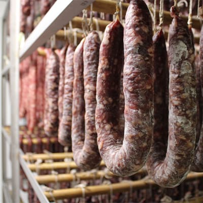 Pendre des saucissons pour les affiner - définition megadico
