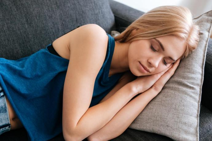un femme fait la sieste sur le canapé - définition megadico