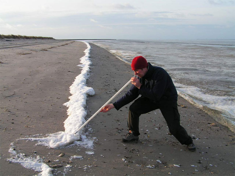 un homme sniffe sur la plage - définition megadico
