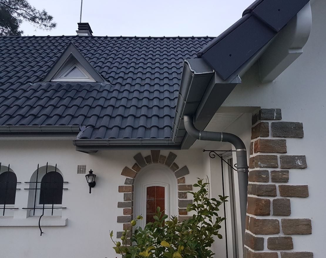 tuile noire sur une maison