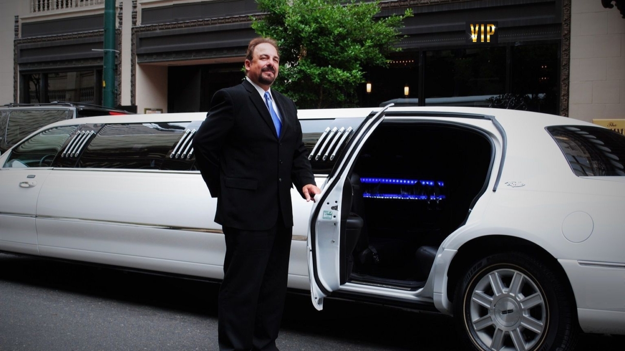 limousine qui attend des VIP - définition megadico