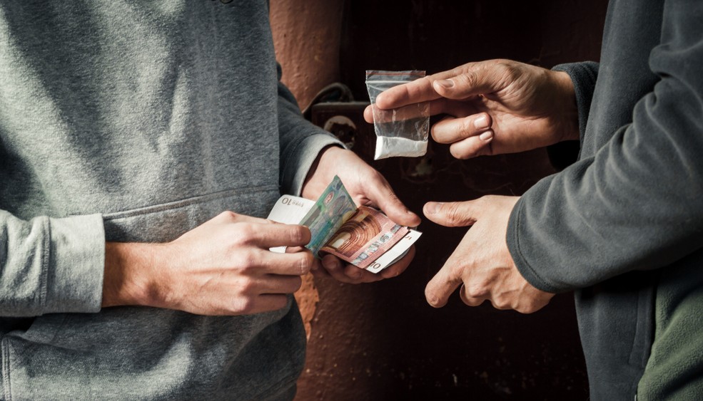 Un échange entre un vendeur de drogue et un consommateur : Youl - Définition MegaDico