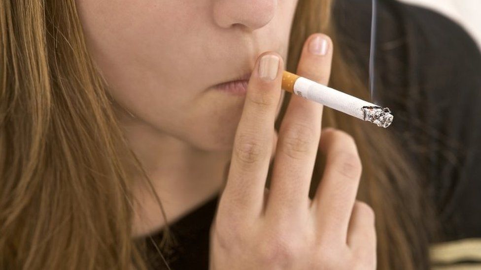 femme tenant sa cigarette et la fumant - Définition MegaDico