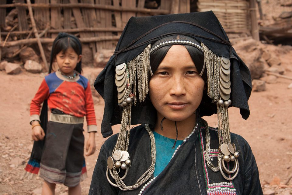 femme avec son enfant dans un villa akha d