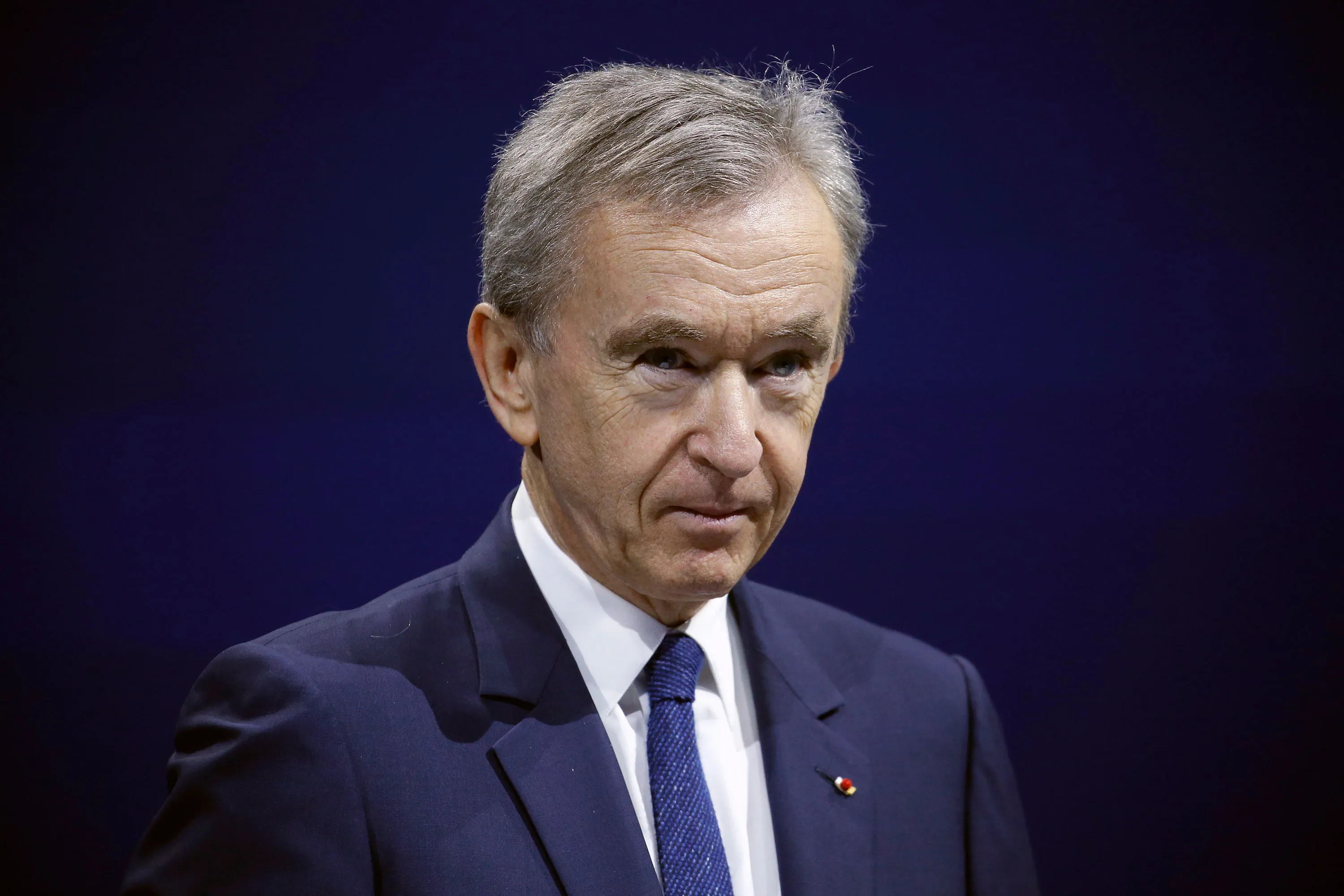 bernard arnault sur fond bleu