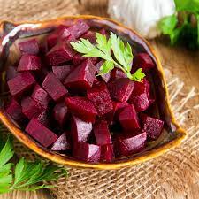 betterave crue coupée dans un bol