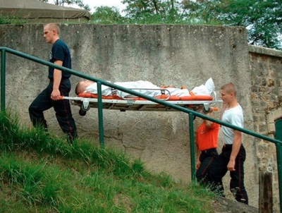 des personnes brancardent dans l
