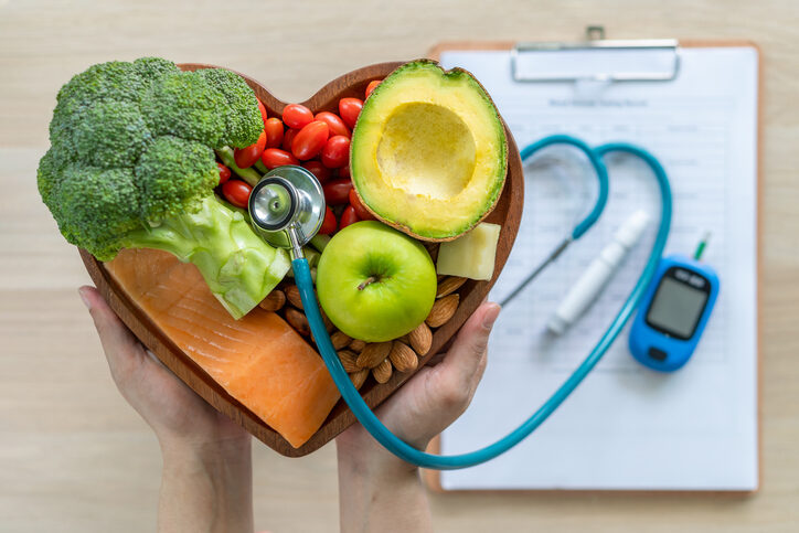 photo avec fruits et légumes bons pour la santé avec analyse médicale sur une feuille