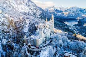 chateau prince princesse dans les montagnes enneigées
