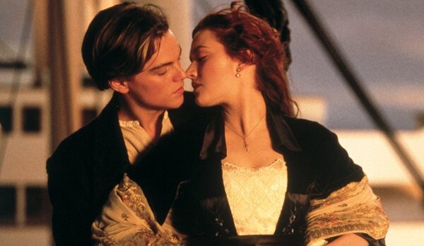Leonardo DiCaprio et Kate Winslet dans le film Titanic bateau baiser - Définition MegaDico