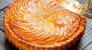 galette des rois avec la couronne