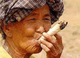 Femme agée, une mamie qui fume un énorme joko, un joint à l