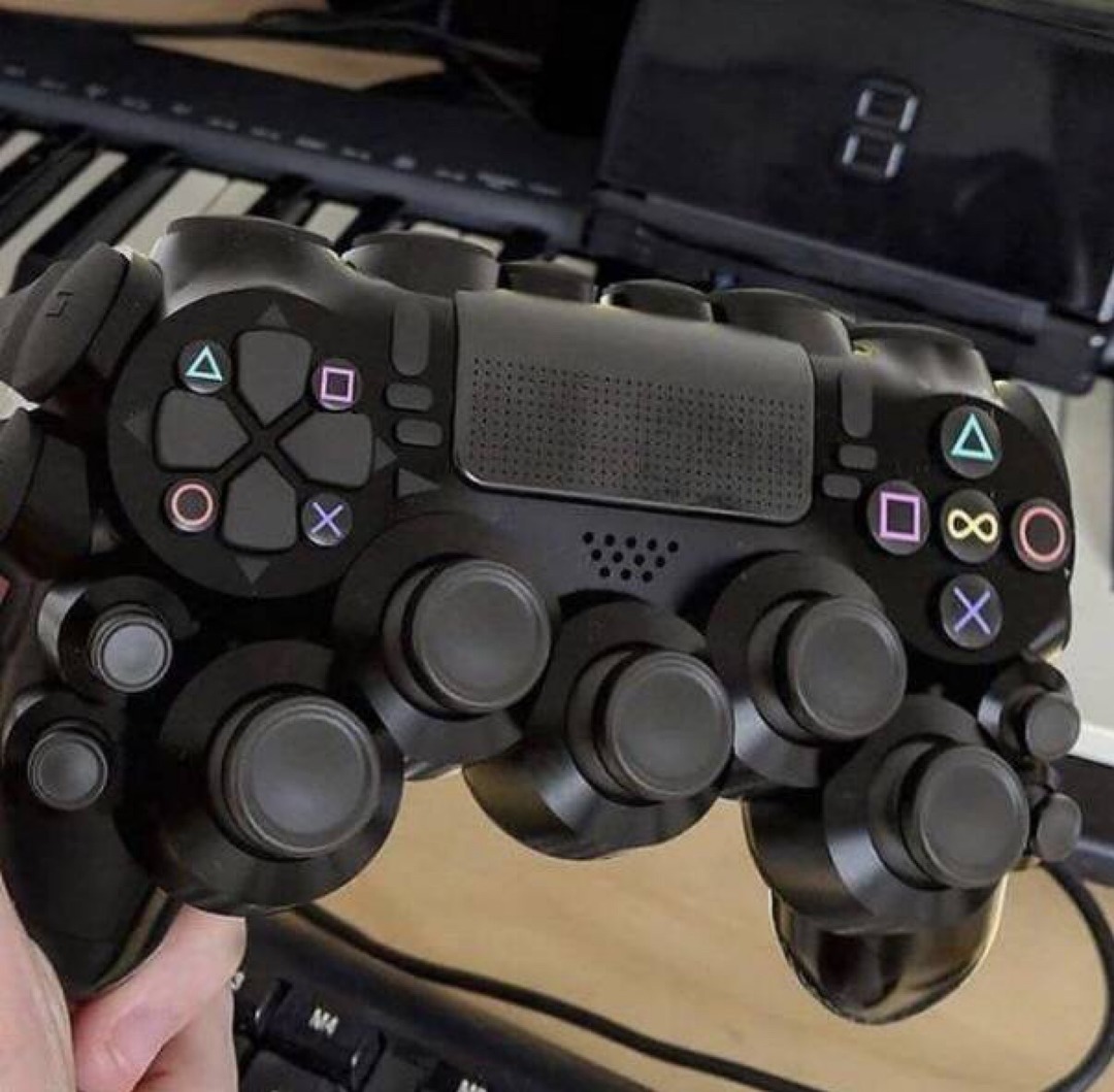 manette de playstation 3 avec cinq joysticks dessus manette customisée