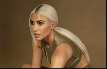 Kim Kardashian modèle blonde