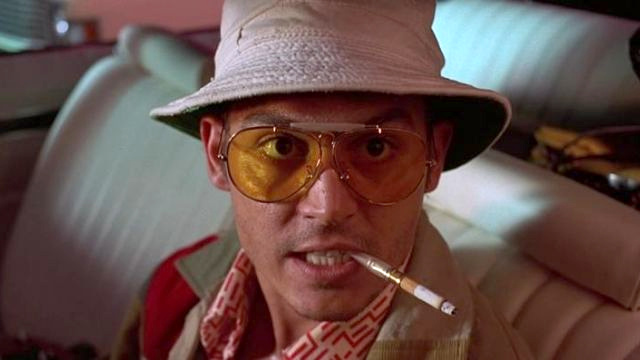 Johnny Depp fume cigarette avec bob dans voiture film las vegas parano - Définition MegaDico
