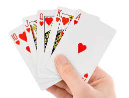 main jeu de carte coeur suite une quinte flush royal au poker