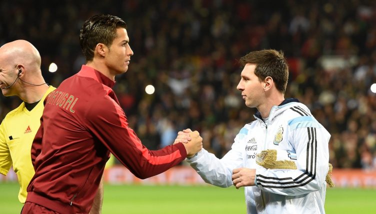 Christiano Ronaldo et lionel messi se serrant la main les meilleurs joueurs du monde