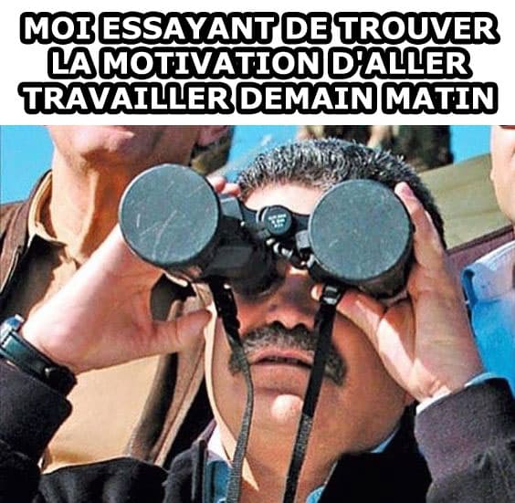 homme moustache avec jumelle essayant de trouver la motivation d