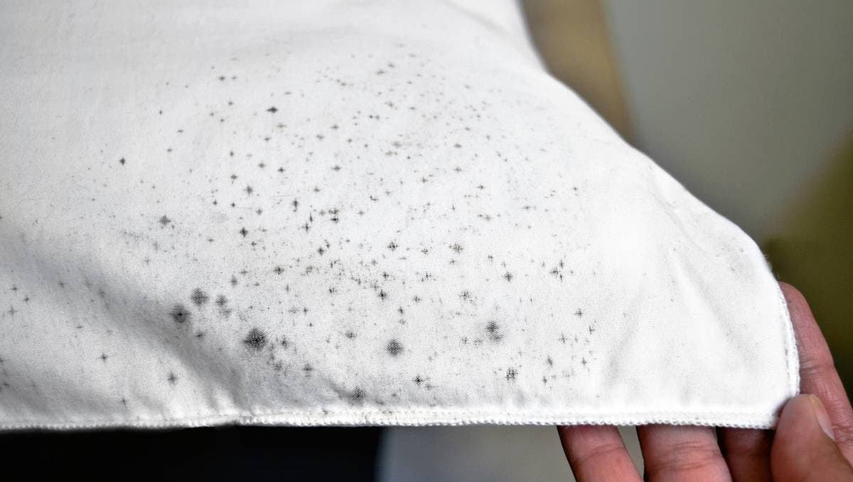 un tissu blanc noirci