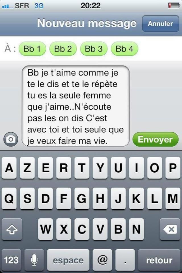 Homme qui envoi un message d