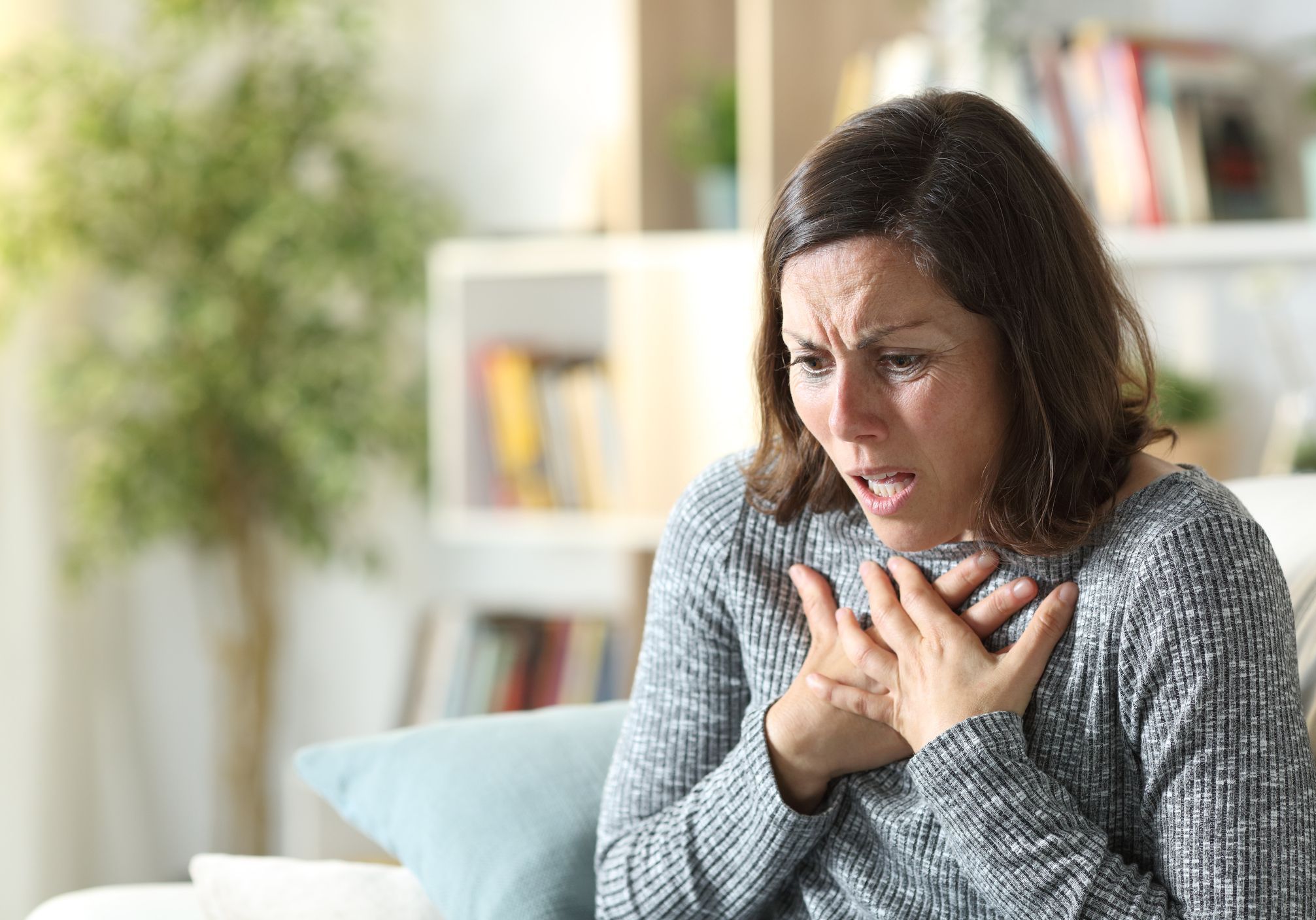 Femme qui devient pâle par la peur