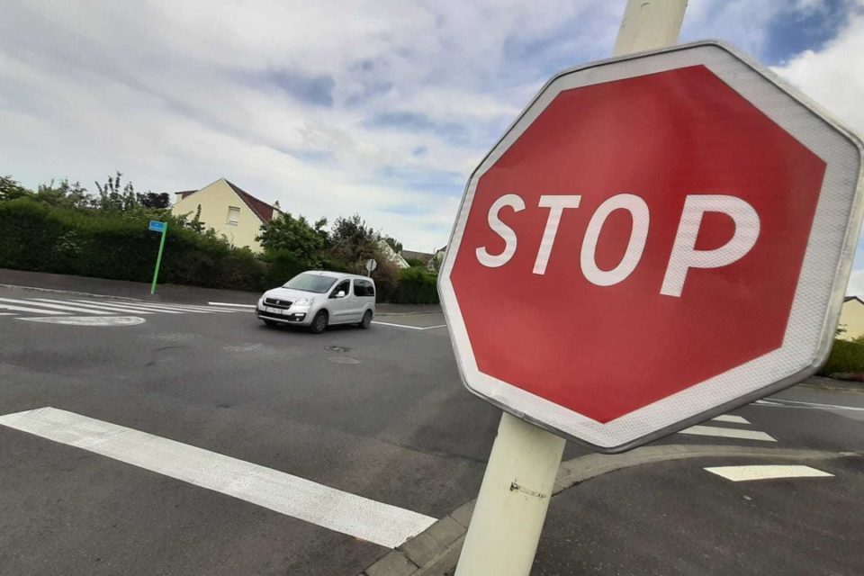 panneau stop intersection