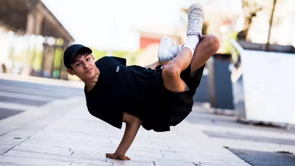 Homme qui développe la proprioception avec son corps en faisant du breakdanse - Définition MegaDico