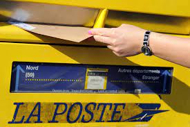 personne qui met une lettre dans uen boite aux lettres de la poste