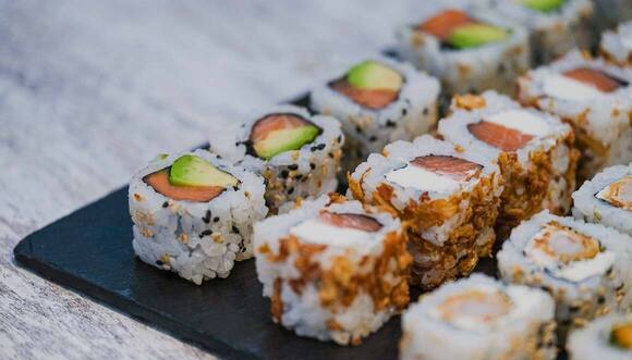 Sushi différents posés sur un plat - Définition MegaDico